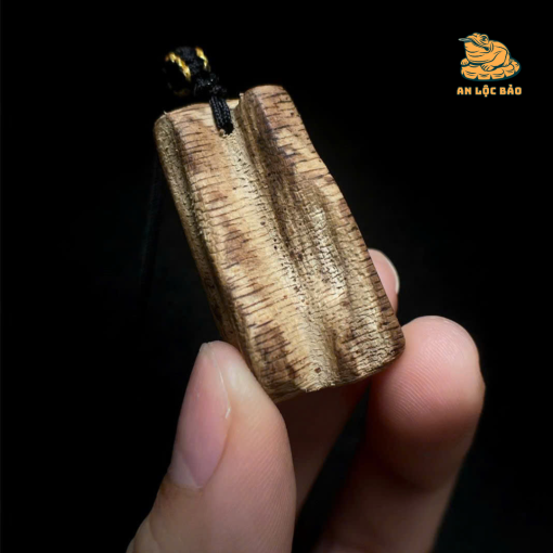 Mặt dây chuyền và chuỗi hạt hàng rừng sớ ngang
