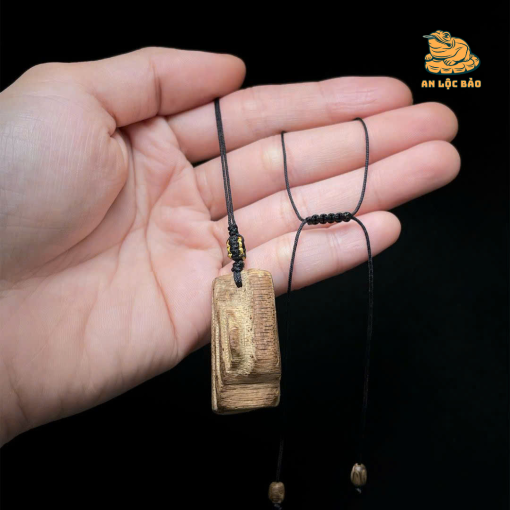 Mặt dây chuyền và chuỗi hạt hàng rừng sớ ngang