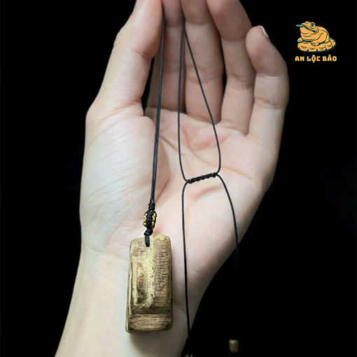 Mặt dây chuyền và chuỗi hạt hàng rừng sớ ngang